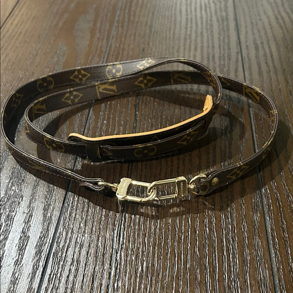 Louis Vuitton Authentic
Monogram Shoulder Strap - Picture 4 of 4